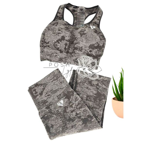Women's Best Camo Sports Bra and Legging Set Small - Picture 1 of 8